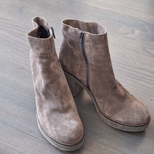 Italian Progetto Light Gray Suede Bootie 38/ 8